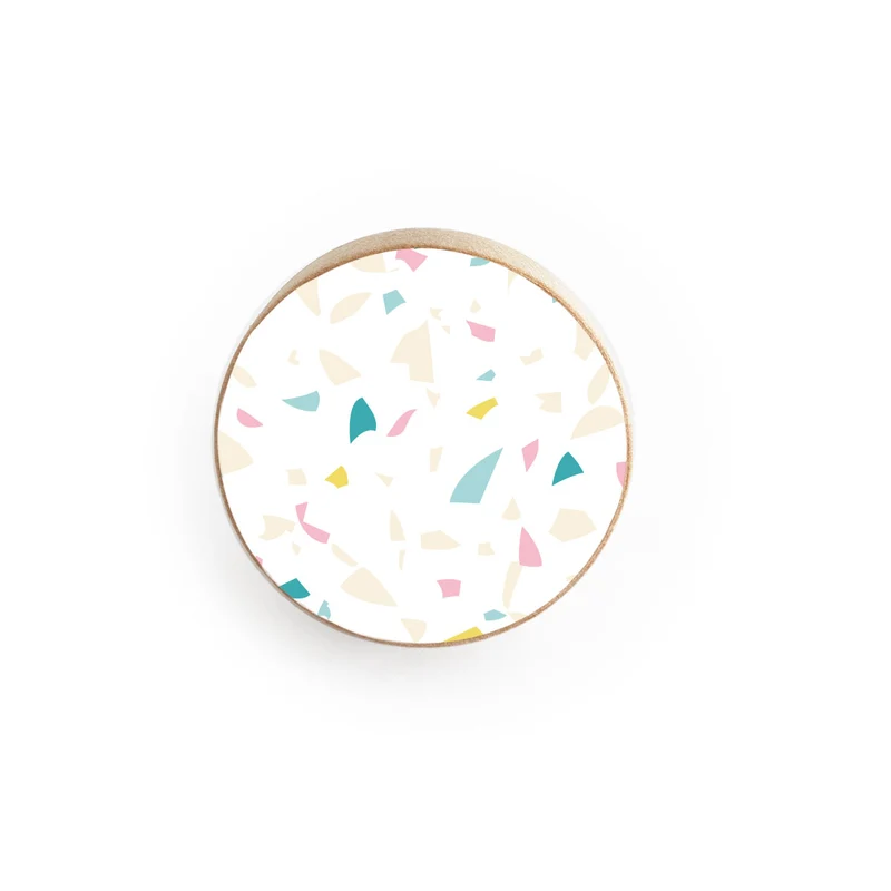 Bouton en bois avec motif terrazzo multicolore