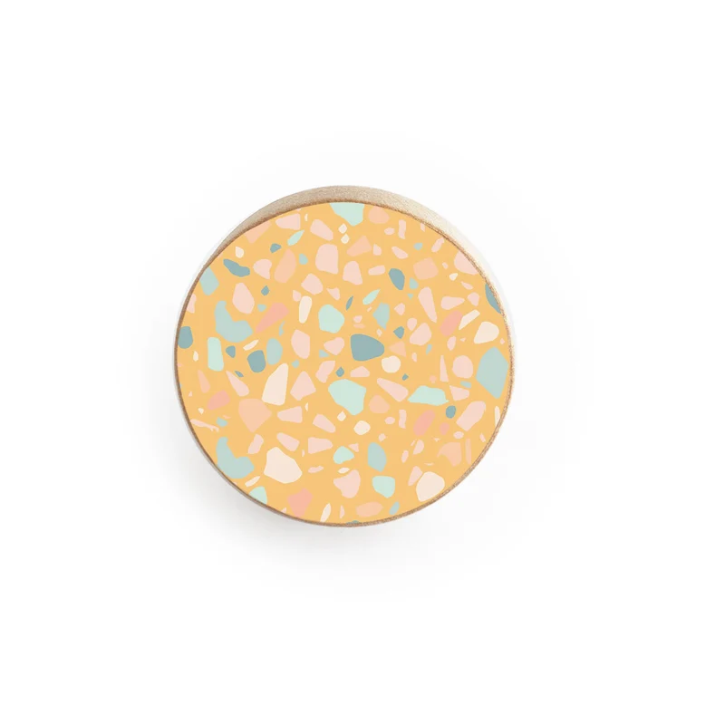 Bouton en bois avec motif terrazzo jaune