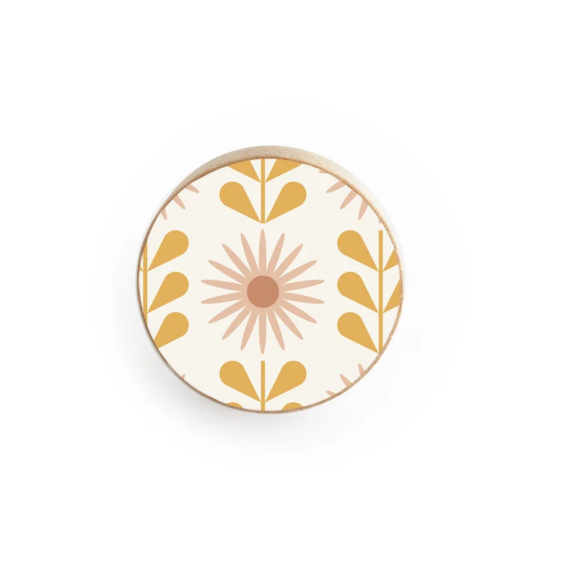 Bouton en bois avec motif floral en relief dégradé