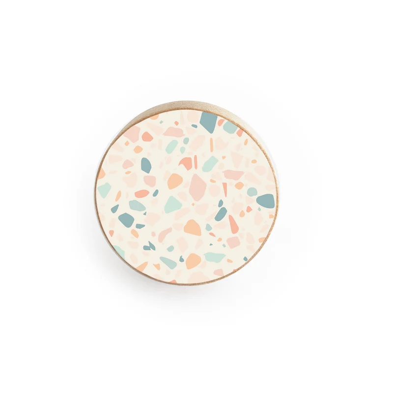 Bouton en bois avec motif terrazzo crème