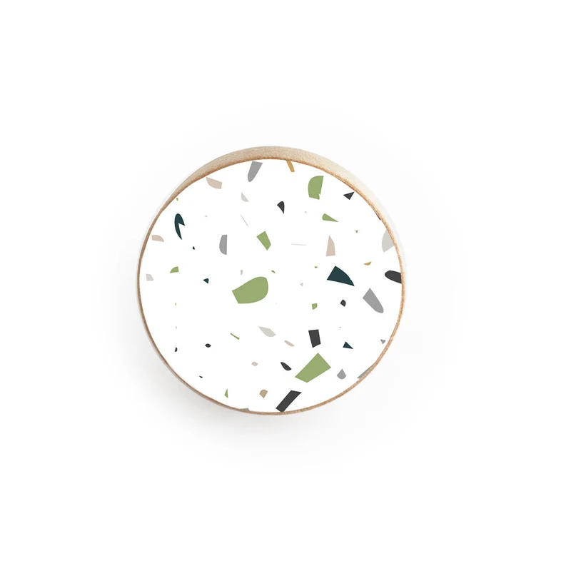 Bouton en bois avec motif terrazzo