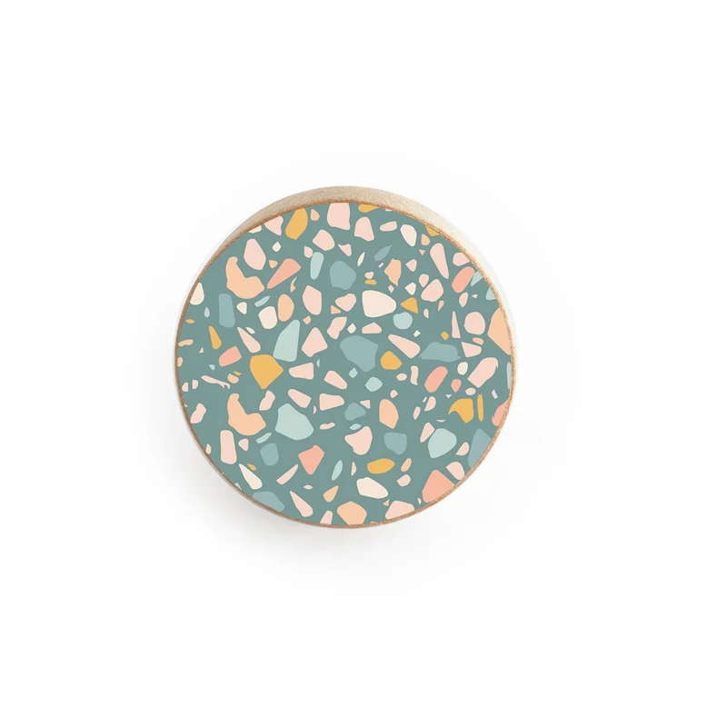 Bouton en bois avec motif terrazzo pétrole