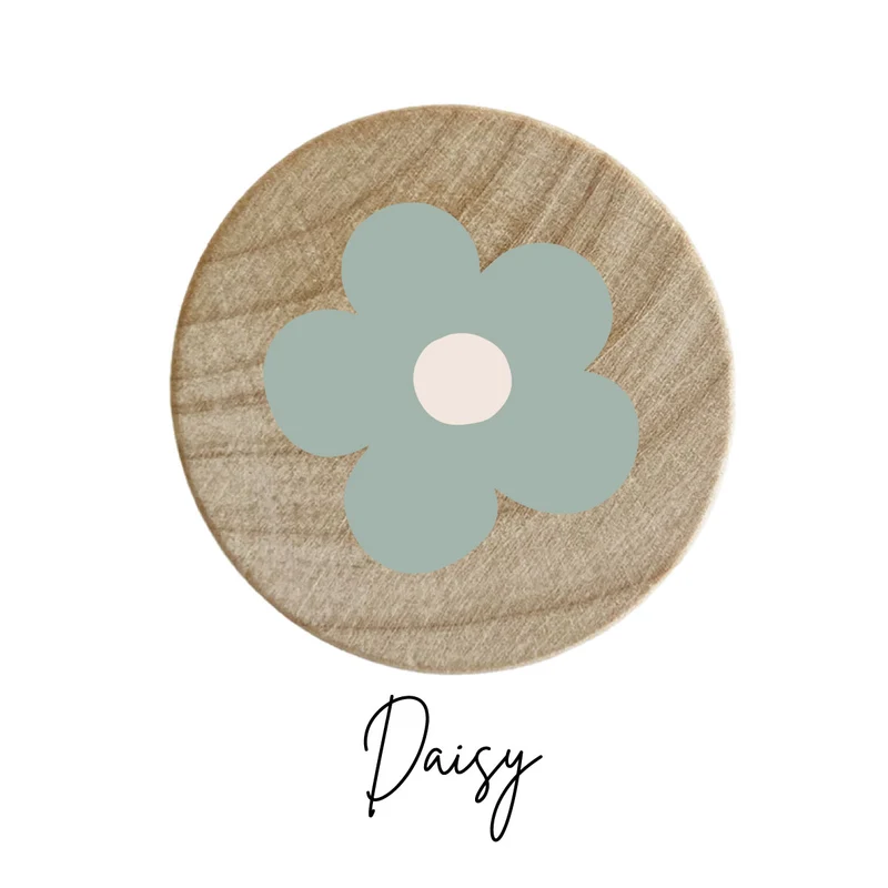 Bouton en bois avec motif marguerite en relief - Plus de modèles disponibles