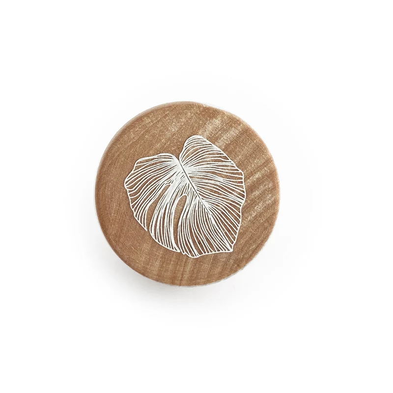 Bouton en bois avec motif palmier en relief