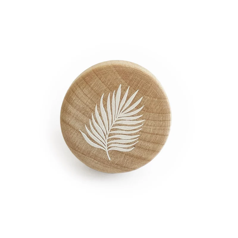 Bouton en bois avec motif de feuilles tropicales en relief