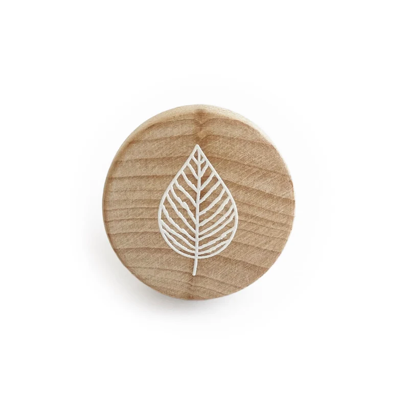 Bouton en bois avec motif de feuilles en relief