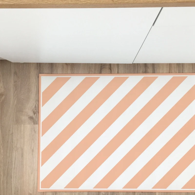 Tapis en vinyle à rayures obliques - Plusieurs couleurs disponibles
