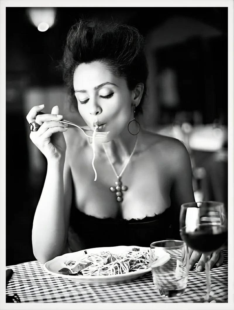 femmes buvant du vin et mangeant des spaghettis affiche décorative