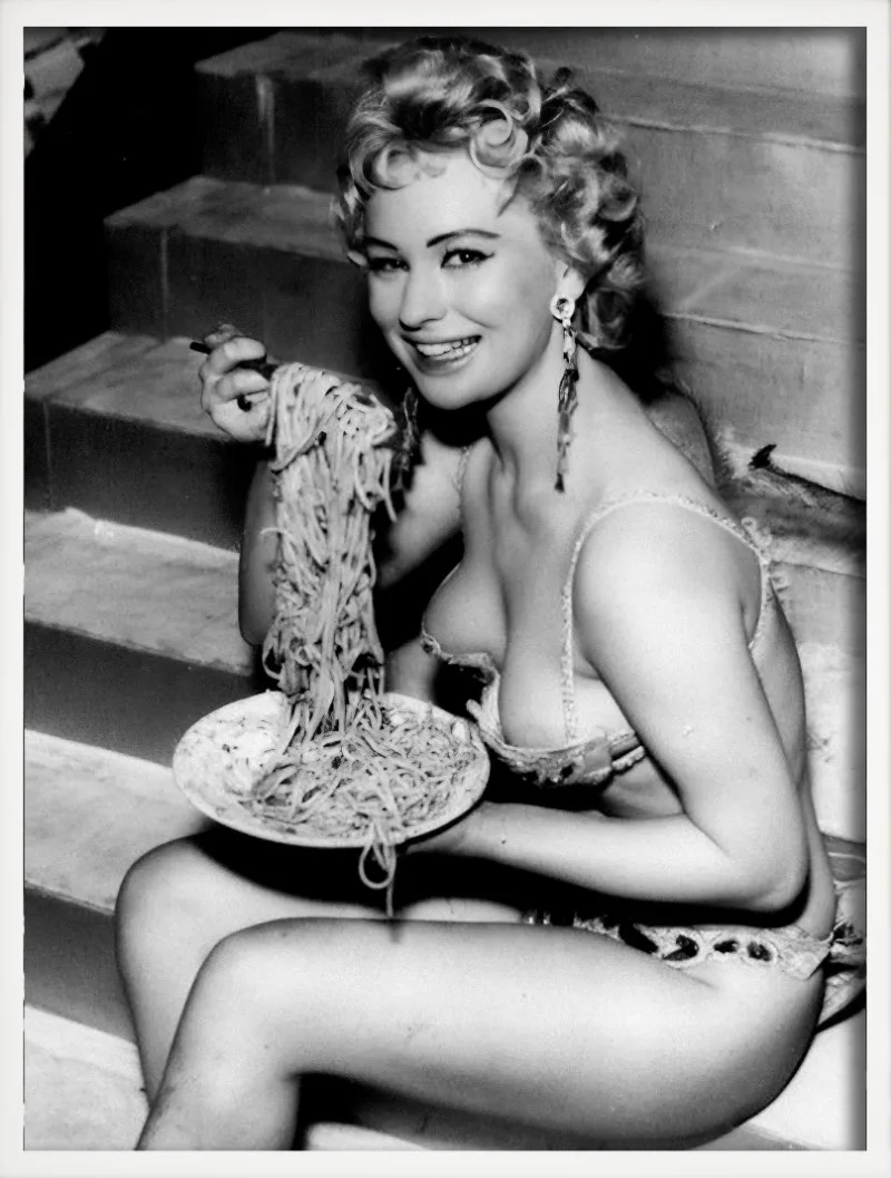 affiche artistique femmes buvant du vin et spaghetti décor mural