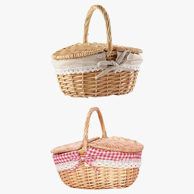 panier de pique-nique en osier avec poignée en main